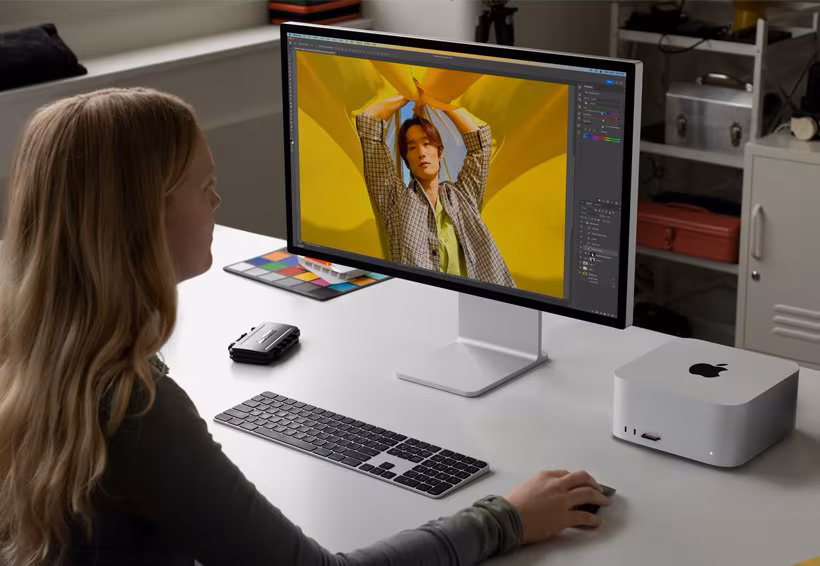 Imagen de Apple Mac Studio Chip M2 Max con CPU de 12 Nucleos GPU de 30 Nucleos y Neural Engine de 16 Nucleos 32GB de memoria unificada 512GB SSD Frontal: dos puertos USB-C y ranura para tarjetas SDXC Parte trasera: cuatro puertos Thunderbolt 4, dos puertos USB-A, puerto HDMI, puerto Ethernet de 10 Gb y toma para auriculares de 3,5 mm